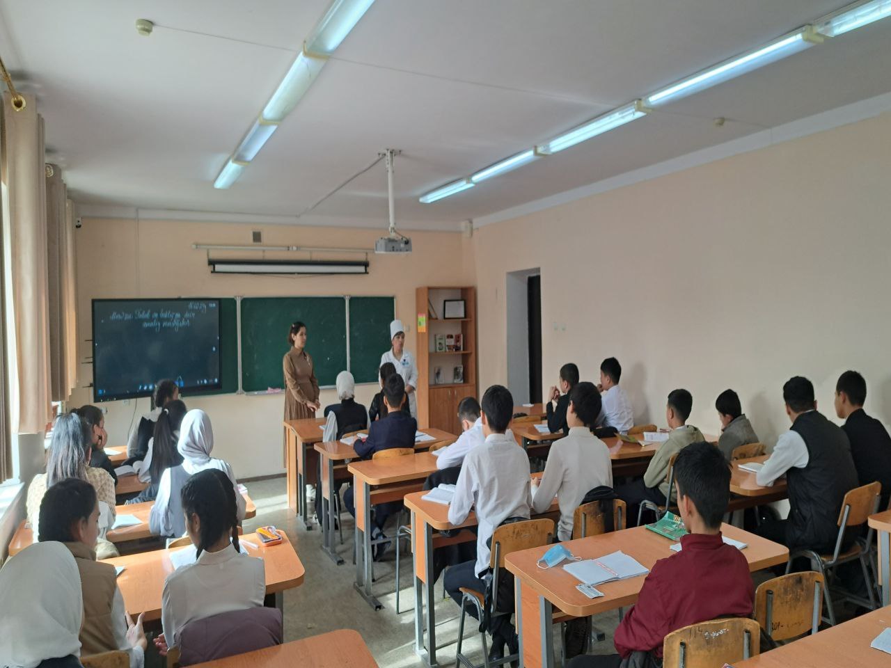 Bugun 8-"B" sinfi bilan hamshiramiz " Yuqumli kasalliklar" to'g'risida suhbat olib bordi. O'quvchilar o'zlari uchun qo'shimcha ma'lumotlarga ega bo'lishdi.